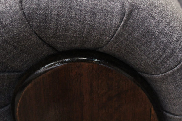 detalle madera sofa modular gris copia scaled